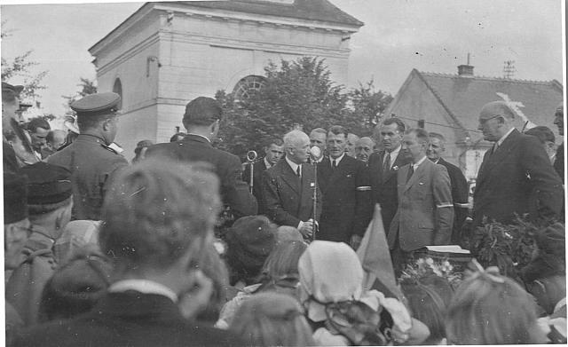 Prezident  E. Beneš v Sezimově Ústí, 16. 6. 1945  Prezident Edvard Beneš na náměstí v Sezimově Ústí, 16. června 1945 (M. Kolář) sovětská armáda,Tábor,osvobození,uniforma,Beneš