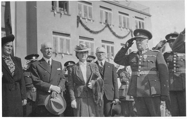 Prezident  E. Beneš s hotí v Táboře 1945   sovětská armáda,Tábor,osvobození,uniforma,Beneš,náměstí