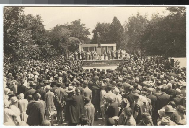 Husův pomník 6.7. 1928  K digitalizaci zapůjčil Z. Flídr Husův park,Bílek,Jan Hus