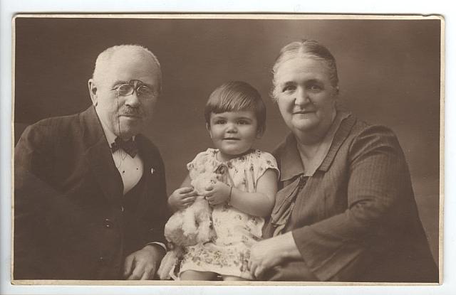 Pěnkovi s vnučkou Liduškou  k digitalizaci zapůjčila rodina Pěnkova portrét,Pěnka,dítě