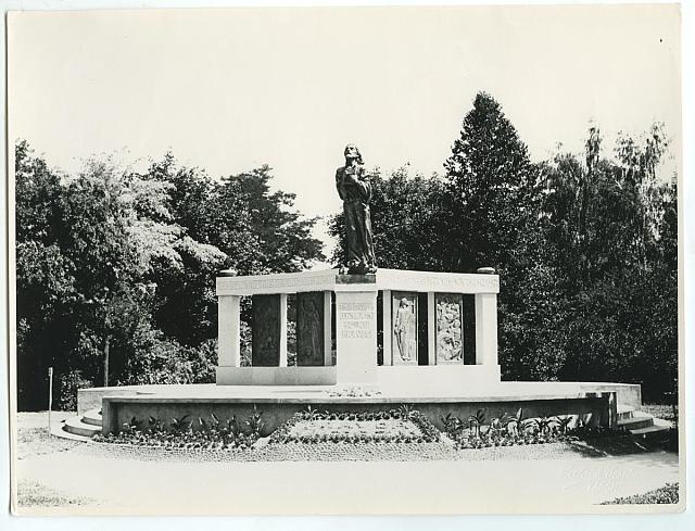 Husův pomník   socha