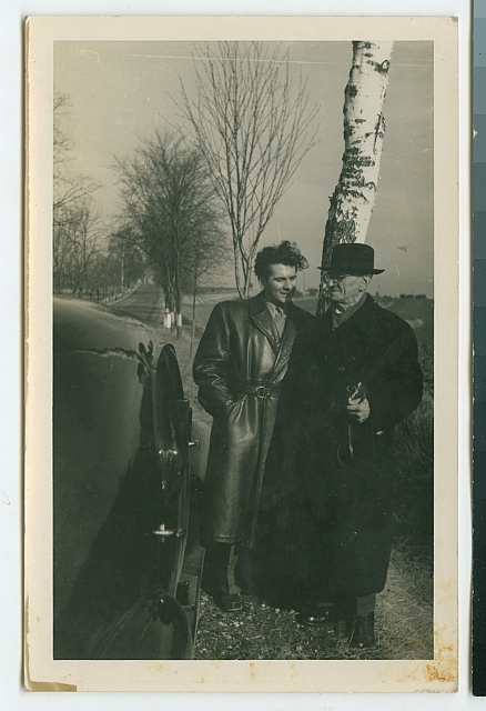 Josef Šechtl s otcem u auta   postava