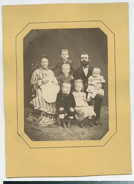 Pavlíkovi z fotografie 1877  Na rodinné fotografii je rodina Honzáků v Kopidlně, rodiče se šesti dětmi, fotog... Petřík,Pavlík