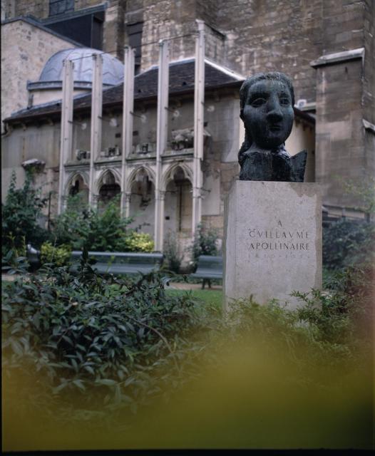 Paříž, Pikassova socha na poctu G. Apollianira A civillane apollianire, 1880,1716 č. 55 Statue de Picasso en l'honneur de G. Apollinaira Paříž,G. Apollinair,Pablo Picasso