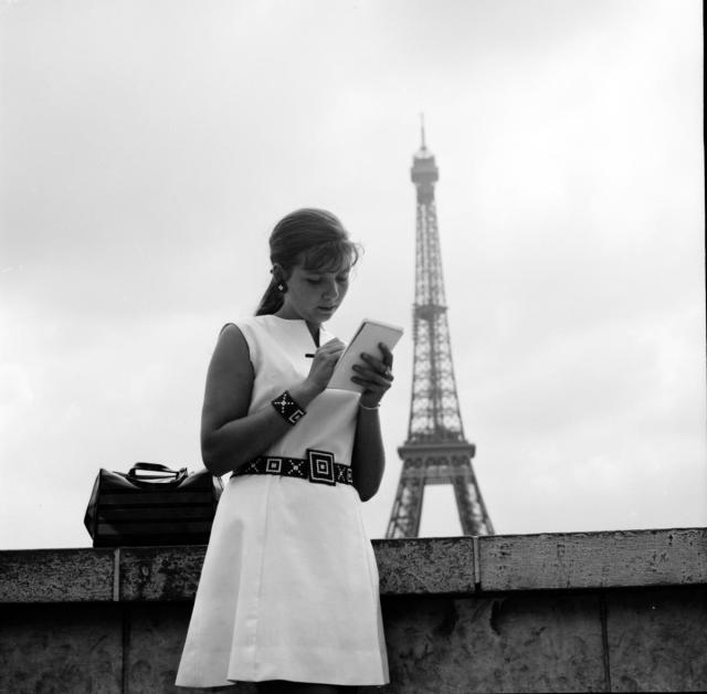 Paříž, Marie Michaela Šechtlová před Eiffelovkou   Paříž