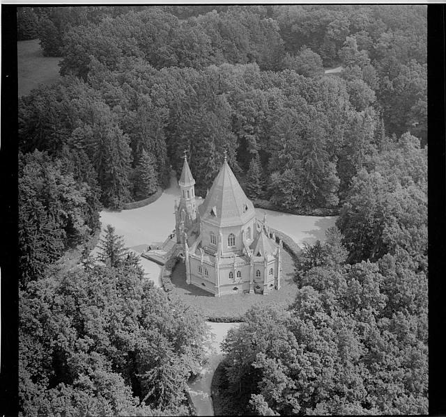 Letecký snímek Schwarzenberská hrobka  určil J. Šindelář, Schwarzenberskou hrobku, která byla vysvěcena v červenci 1877... letecký snímek Schwarzenberská hrobka,Třeboň