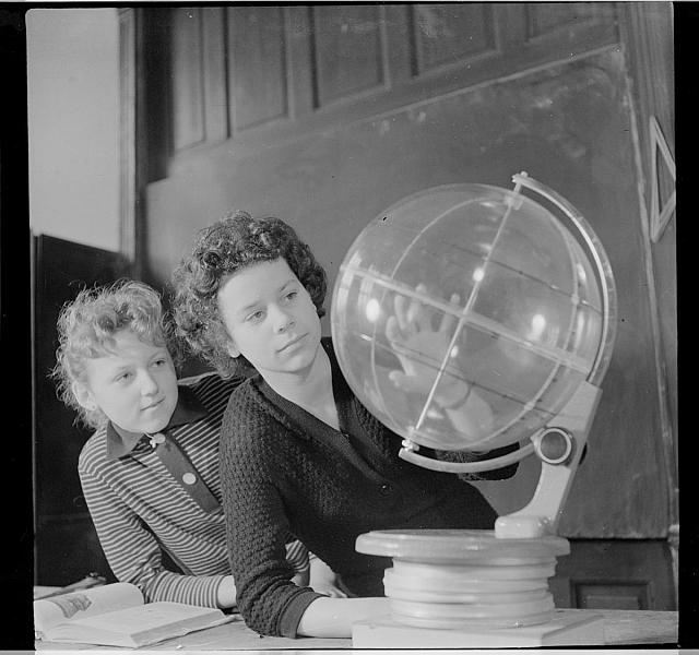 Globus   globus,škola,dítě,šedesátá léta
