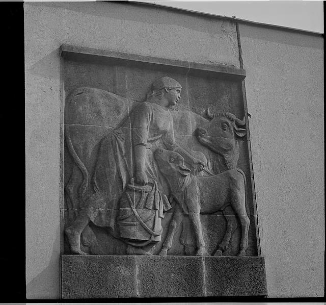 reliéf dojičky s krávou, Janoušková   socha