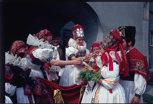 Hanácká svatba - Prostějov  Na paspartě: Hanácká svatba - Prostějov (C) M. Šechtlová - Tábor Agfacolor C118 svatba,kroj