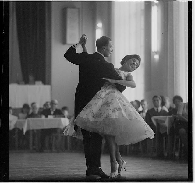 Taneční pár  Na obálce: Jeden Druhému; Blažena, Baletka vyndaná 15.10.2006; "Žena" - též Blaž... umělecká fotografie