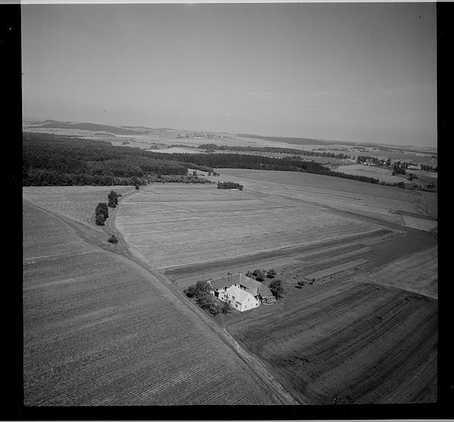 helikoptéra  Na obálce: 6 Vesnice - 2 rybníčky Krajina Také velké pole v pozadí vesnice letecký snímek