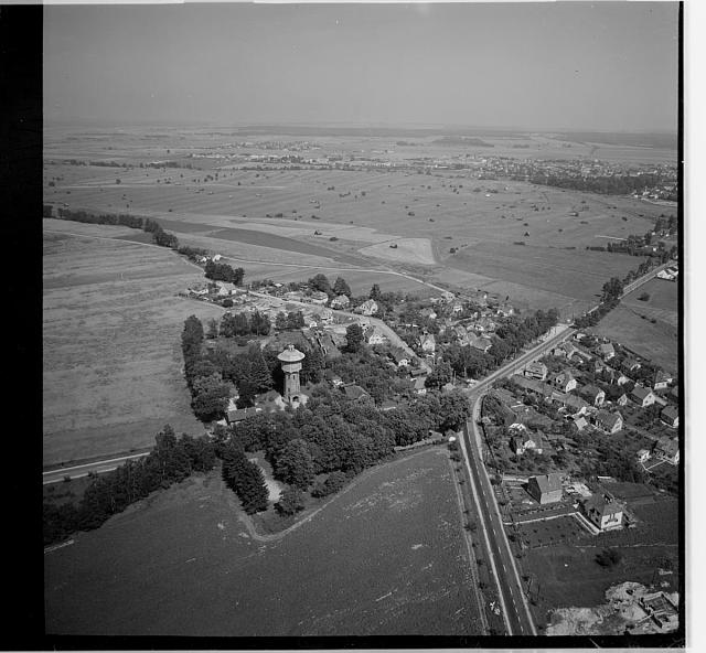 vodojem  Na obálce:Třeboň 8  II vesnička s věží?  letecký snímek