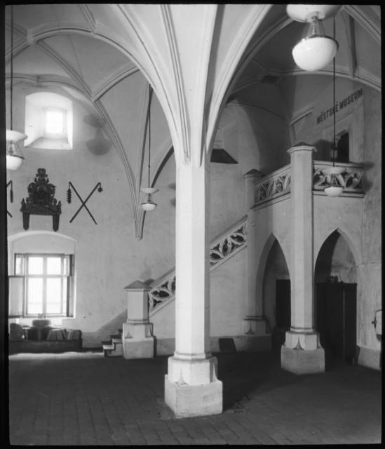 Novogotické schody do městského muzea, postavene architektem Niklasem, zbourané 1928   interier,Tábor,radnice,Městské muzeum,gotický sál