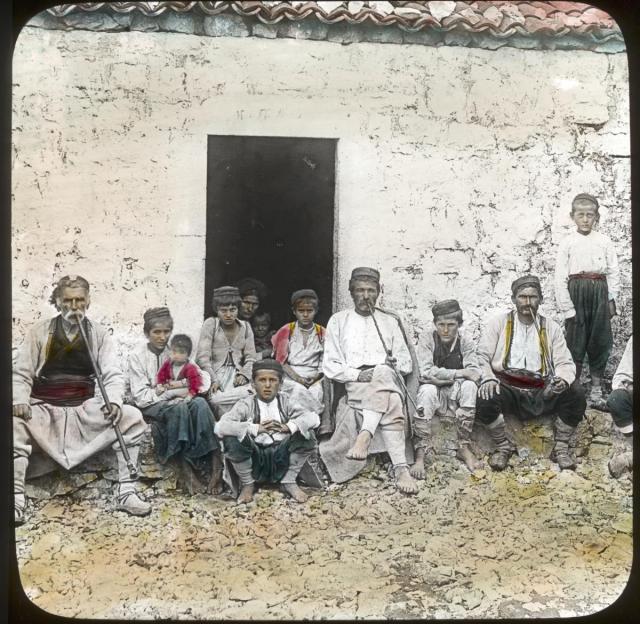 Černohorci před kučou 1910   sport,Sokol,Jugoslávie,Sokolský slet,skupina,Černá Hora