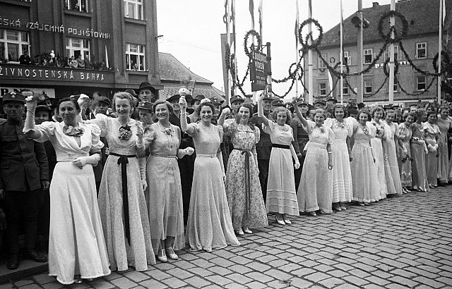 147. - Přejmenováni na Dívčí školy královny Alžběty na Školy Hany Benešové 21.V. 1938
