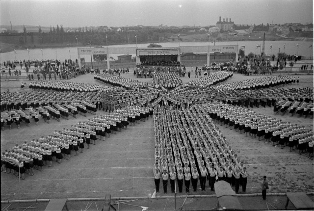 Slet na Tyršově stadionu v Táboře v roce 1938, přibližně 1 800 cvičenců   Sokol,slet,voják,Tábor,Stadion míru