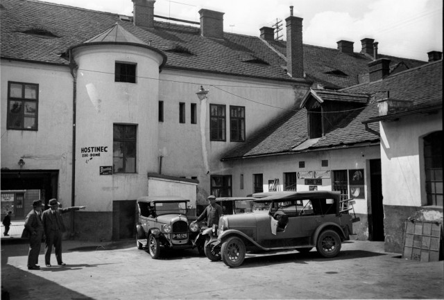 Autodílny Škoda  vpravo Fiat 501, 1922-23, Petr Hošťálek P-10.129. majitel Arnošt Dietz a spol., ... Tábor,Škoda,autodílna,mechanik