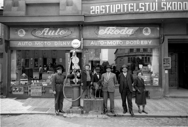 Autodílny Škoda  Ruční benzinová pumpa. Digitální reprodukce z kinofilmu, foto po roce 1930. Ve 3... Tábor,Škoda,autodílna,mechanik