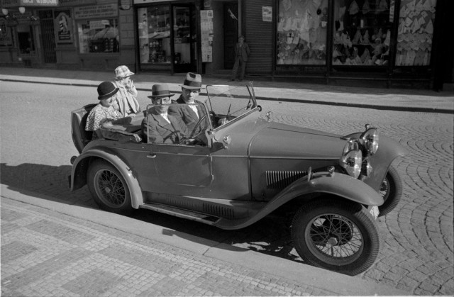 Hosté s autem Aero 1000 se sklápěcím oknem a příplatkovými obrys světly a blinkry Scintilla   vůz je Aero 1000, dvouválec vyráběný od roku 1933 Jan Králík auto,přátelé,skupina