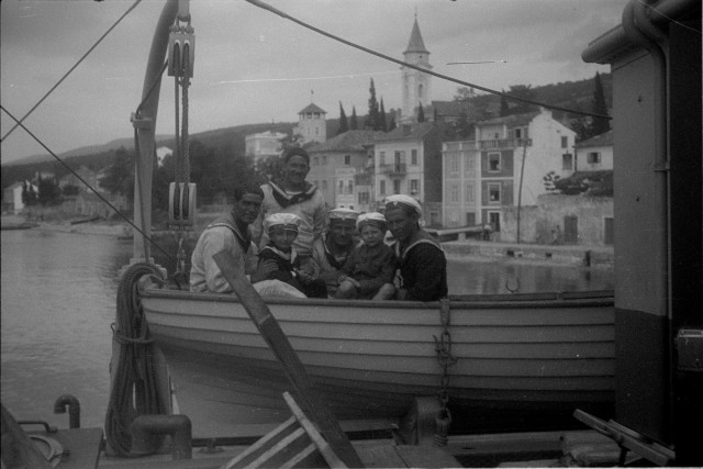 Rodinné u moře, Spasilac  Podle všeho jde o námořníky záchranné lodi TS-11 Spasilac, vyrobené roku 1929 v ... rodinné, Josef Šechtl, Božena, moře, Spasilac