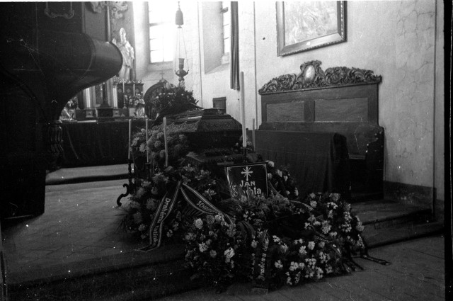 Kostel, pohřeb Jana Šlechta ?  rakev v kostele sv. Víta v Pelhřimově. V. Staněk kostel,pohřeb
