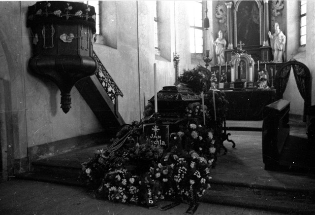 Kostel, pohřeb Jana Šlechta  rakev v kostele sv. Víta v Pelhřimově. V. Staněk kostel,pohřeb
