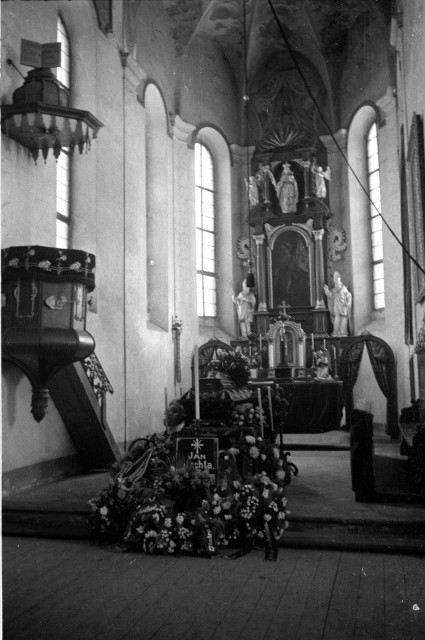 Kostel, pohřeb Jana Šlechta stavitel  rakev v kostele sv. Víta v Pelhřimově. V.Staněk kostel,pohřeb