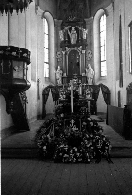 Kostel, pohřeb Jana Šlechta  rakev v kostele sv. Víta v Pelhřimově. V.Staněk kostel,pohřeb