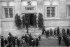 Vojáci a Sokolové před Komerční Bankou
