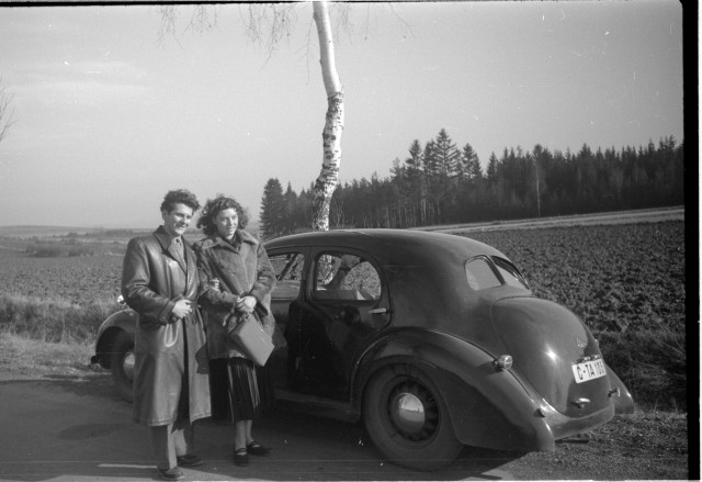 Josef a Marie Šechtlovi s aerovkou 50   auto,Pupa, Marie Šechtlová,Aero 50