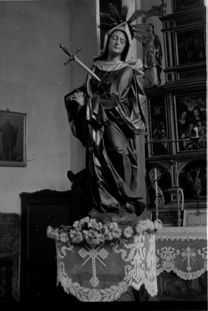 Jáchymov, Špitální kostel  Záběry z interiéru Špitálního kostela. V pozadí za sochou je vidět Cranachův olt... Jáchymov,Šechtlovi