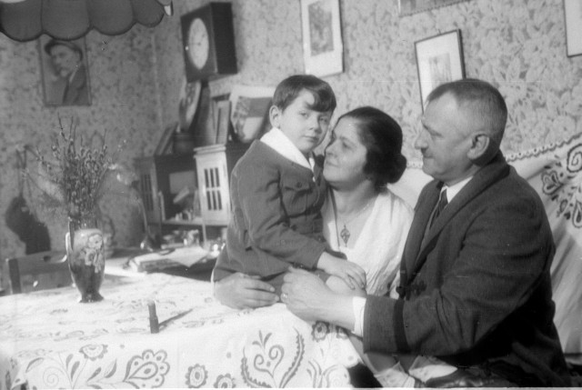 Josef Jindřich Šechtl doma s rodinou   Šechtlovi,Josef Jindřich Šechtl,Josef Šechtl,Božena Šechtlová