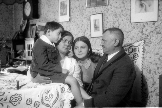 Josef Jindřich Šechtl doma s rodinou   Šechtlovi,Josef Jindřich Šechtl,Josef Šechtl,Božena Šechtlová,Lída Šechtlová