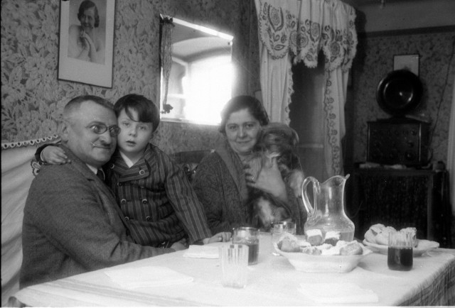 Josef Jindřich Šechtl doma s rodinou a pes Tuci   Šechtlovi,Josef Jindřich Šechtl,Josef Šechtl,,Božena Šechtlová