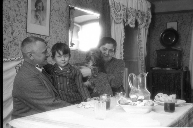Josef Jindřich Šechtl doma s rodinou a pes Tuci   Šechtlovi,Josef Jindřich Šechtl,Josef Šechtl,Božena Šechtlová