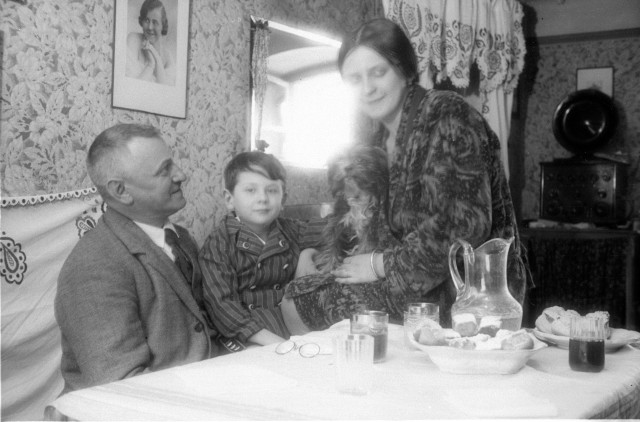 Josef Jindřich Šechtl doma s rodinou a pes Tuci   Šechtlovi,Josef Jindřich Šechtl,Josef Šechtl,Lída Šechtlová