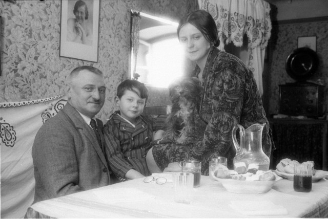 Josef Jindřich Šechtl doma s rodinou a pes Tuci   Šechtlovi,Josef Jindřich Šechtl,Josef Šechtl,Lída Šechtlová