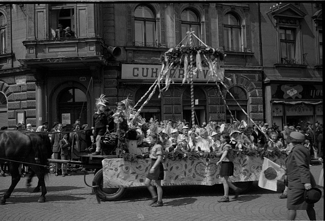 Průvod v Táboře  na obalu sokol32, škrtnuto, 1. máj 1948 sokol, Tábor,slavnost,kroj,průvod