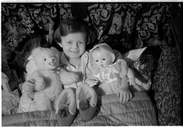Evička o Vánocích v postýlce s hračkami  dědeček v Soběslavi o sv. Václavu, na papírku Eva,portrét,dítě