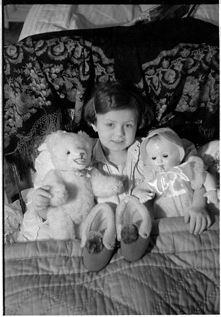 Evička o Vánocích v postýlce s hračkami  dědeček v Soběslavi o sv. Václavu, na papírku Eva,portrét,dítě
