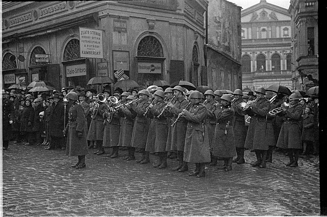 28.říjen   uniforma,Pražská ulice