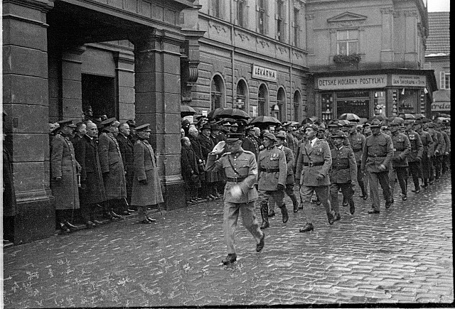 28.říjen legionáři  velitel francouzský legionář Vosátko slavnost,Soumar,uniforma,Pražská ulice,legionář