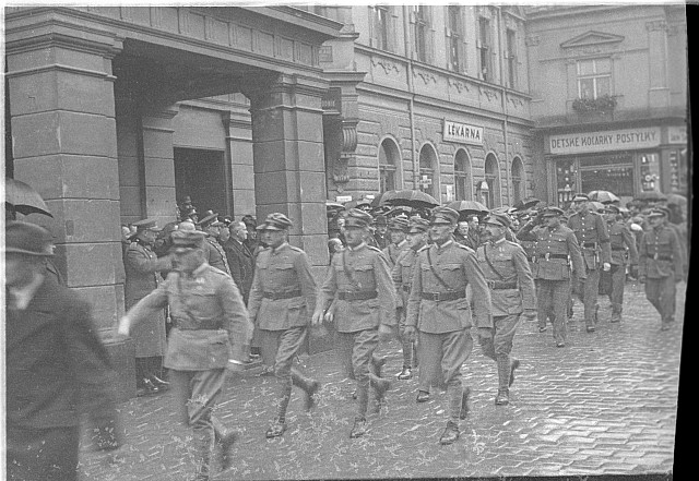 28.říjen   slavnost,Soumar,uniforma,Pražská ulice,legionář