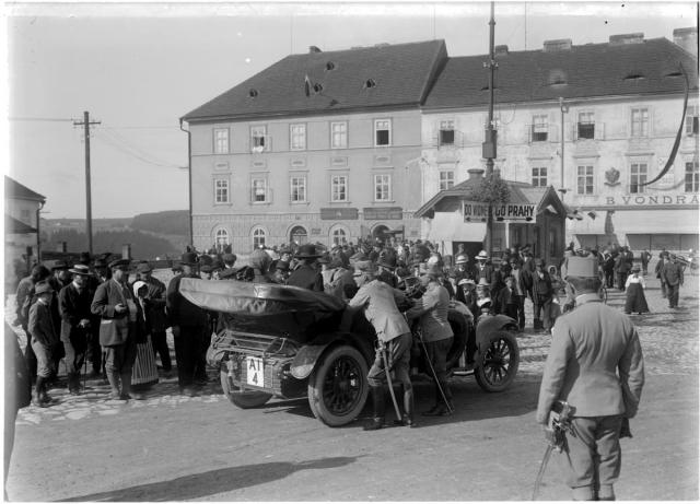 Na Křižíkově náměstí -- do Vídně do Prahy kolem roku 1908 Do Vídně,Do Prahy,A1 4,B Vondrák  Tábor,Křižíkovo náměstí,uniforma,voják,auto