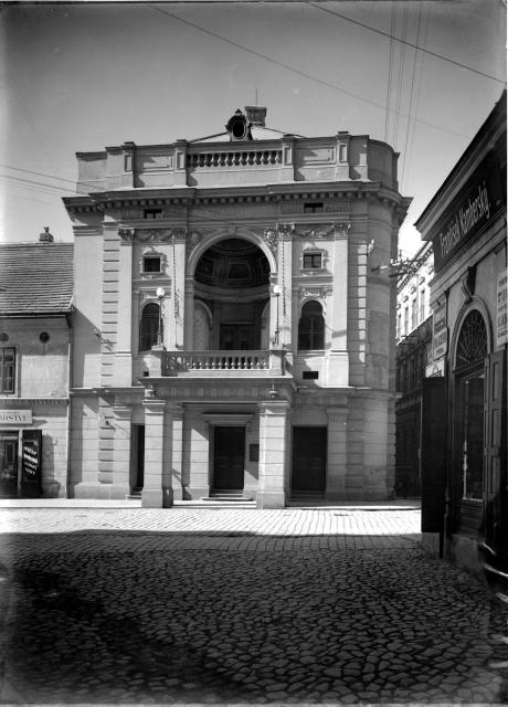 Divadlo Oskara Nedbala dostavěné v roce 1888  Balkon divadla byl zbourán brzo po dokončení stavby. Tábor,divadlo,architekt František Buldra