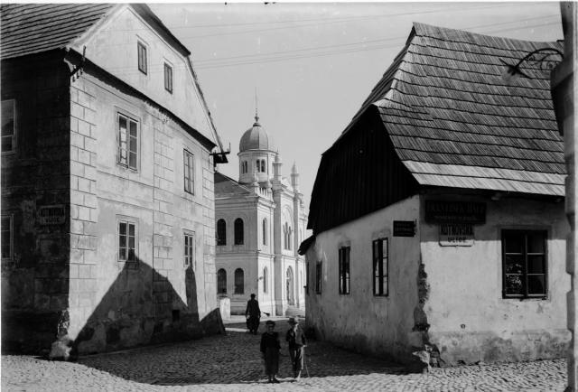 Pohled na synagogu z Kotnovské ulice po roce 1902