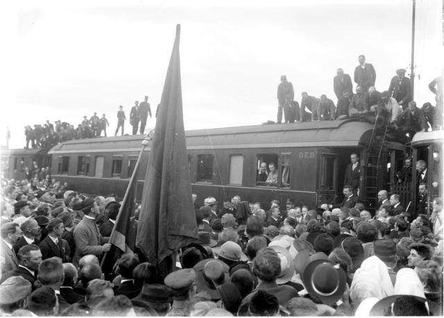  návrat ministra E. Beneše z Paříže nádraží 1919 24/9  Edvard Beneš se dívá do fotoaparátu Tábor,nádraží,Dr. Edvard Beneš