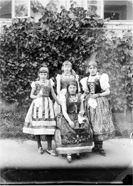 čtyři dívky před domem v krojích, dalmátský kroj?   kroj,skupina