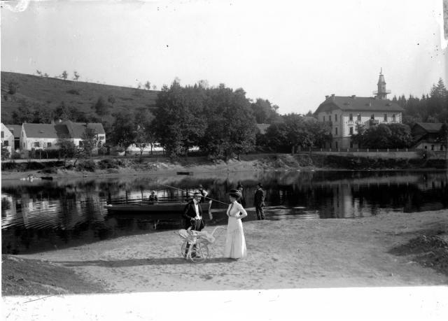 Čelkovické lázně na levém břehu Lužnice okolo roku 1900   celek,Tábor,Lužnice,žena,klobouk,lázně,loď