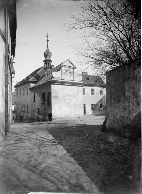 Špitálská ulice s kaplí sv. Alžběty před přestavbou kolem roku 1906  Vedle městského špitálu, který sloužil k péči o nemocné a chudé obyvatele, byla ... Tábor,Špitálské náměstí,kaple